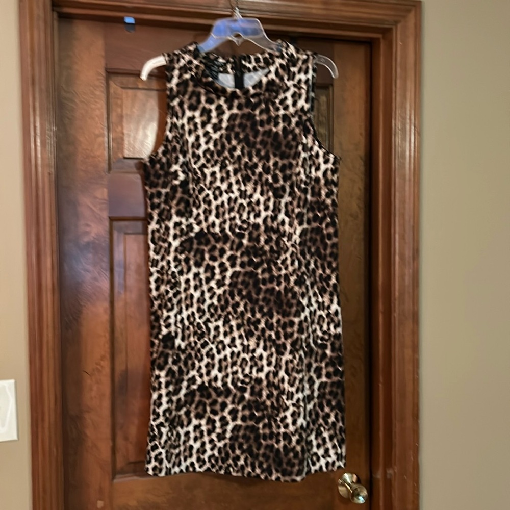 Cute Alfani knee length leopard print fitted high neck with zipper back.